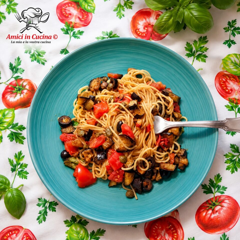 Dettaglio degli spaghetti con melanzane, pomodorini, capperi e olive nere