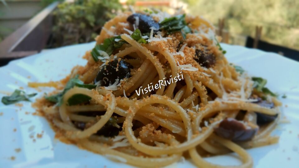 Spaghettoni con olive e capperi con acciughe, pangrattato tostato e pecorino