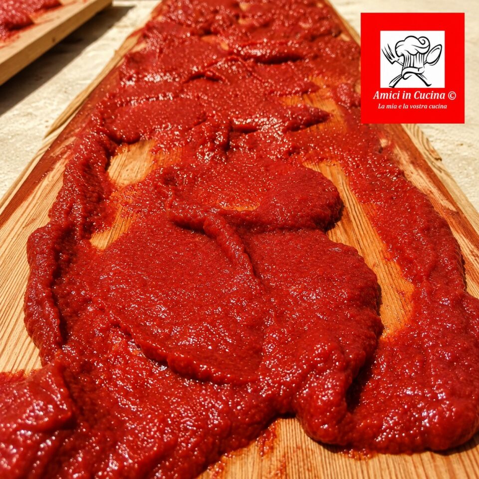 Salsa di pomodoro stesa al sole per preparare lo strattu siciliano