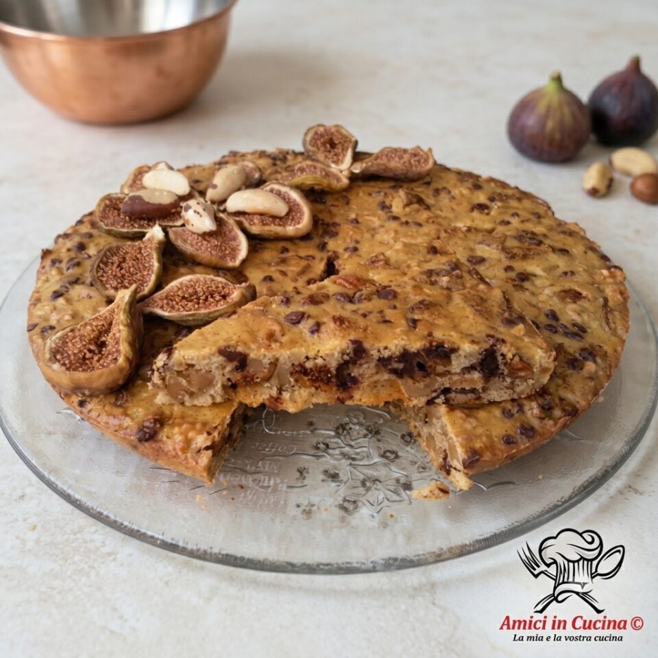 Torta fiore d'autunno con fichi secchi, noci e gocce di cioccolato servita intera su alzata con decorazione a fiore.