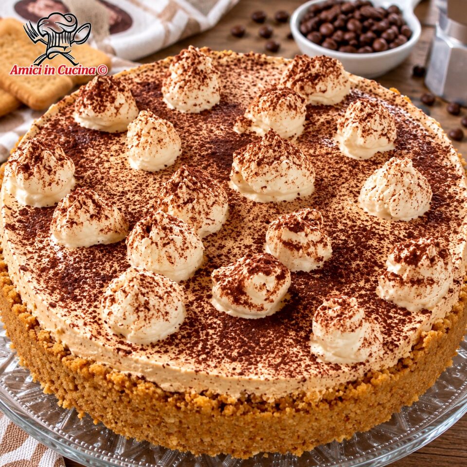 Cheesecake al caffè decorata in superficie con ciuffi di panna montata e spolverata di cacao amaro, preparata da Maria Bruno