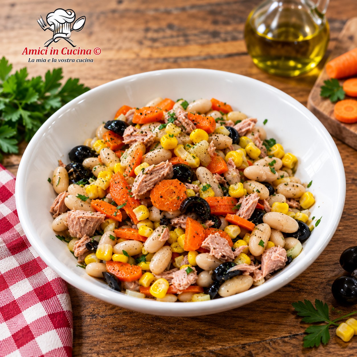 Ciotola rustica colma di insalata fresca a base di fagioli cannellini, tranci di tonno, chicchi di mais, olive nere, pomodorini e cipolla rossa
