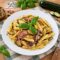 Strozzapreti cremosi con zucchine, funghi e pancetta