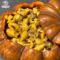 Conchiglie cremose con salsiccia, patate e crema di zucca: il piatto unico scenografico