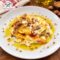Lasagnetta aperta con ragù bianco di salsiccia, scamorza e porcini: il primo elegante e cremoso