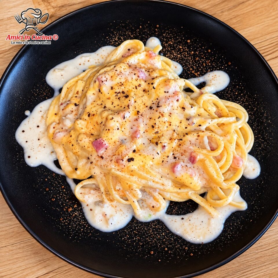 Nido di linguine cremosissime condite con crema di zucca, cubetti di pancetta e gorgonzola fuso, con una spolverata di pepe nero su un piatto scuro