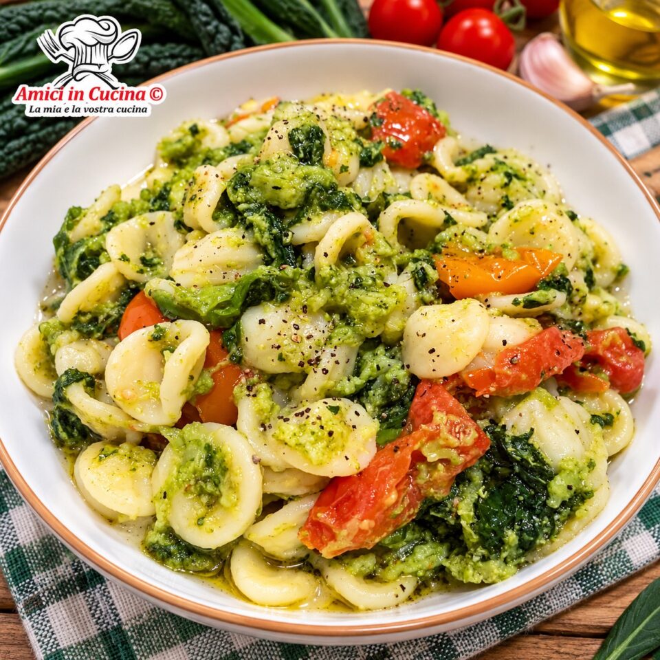Piatto di orecchiette fresche baresi ben condite con una crema verde di cime di rapa, pomodorini rossi e una spolverata di pepe nero, preparate da Beatrice Pipino