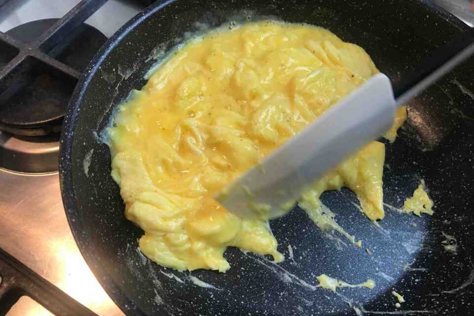 immagine di omelette in cottura