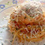 Spaghetti con pomodoro,panna e scaglie di pecorino