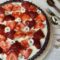 CROSTATA AL CACAO CON FRAGOLE E CIOCCOLATO BIANCO, elegante e romantica