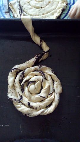 focaccia spirale con olive e pomodorini