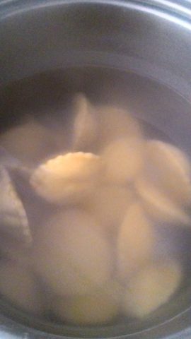 ravioli di patate e gamberi su vellutata di fave