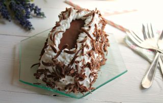 tronchetto gelato con sfoglie di cioccolato