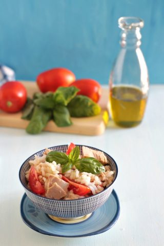 insalata di riso con tonno e pomodori
