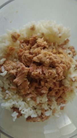  insalata di riso con tonno e pomodori 