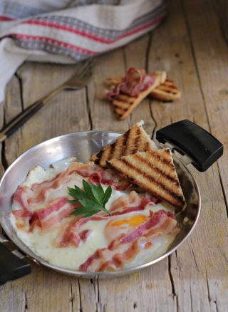uova con bacon e formaggio