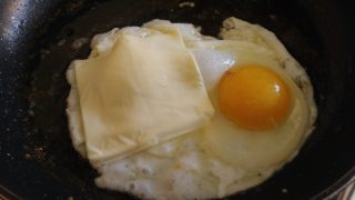 uova con bacon e formaggio