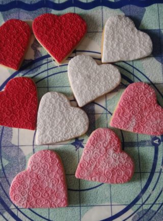biscotti cuore decorati con pasta di zucchero