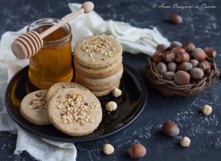 biscotti integrali con miele e nocciole