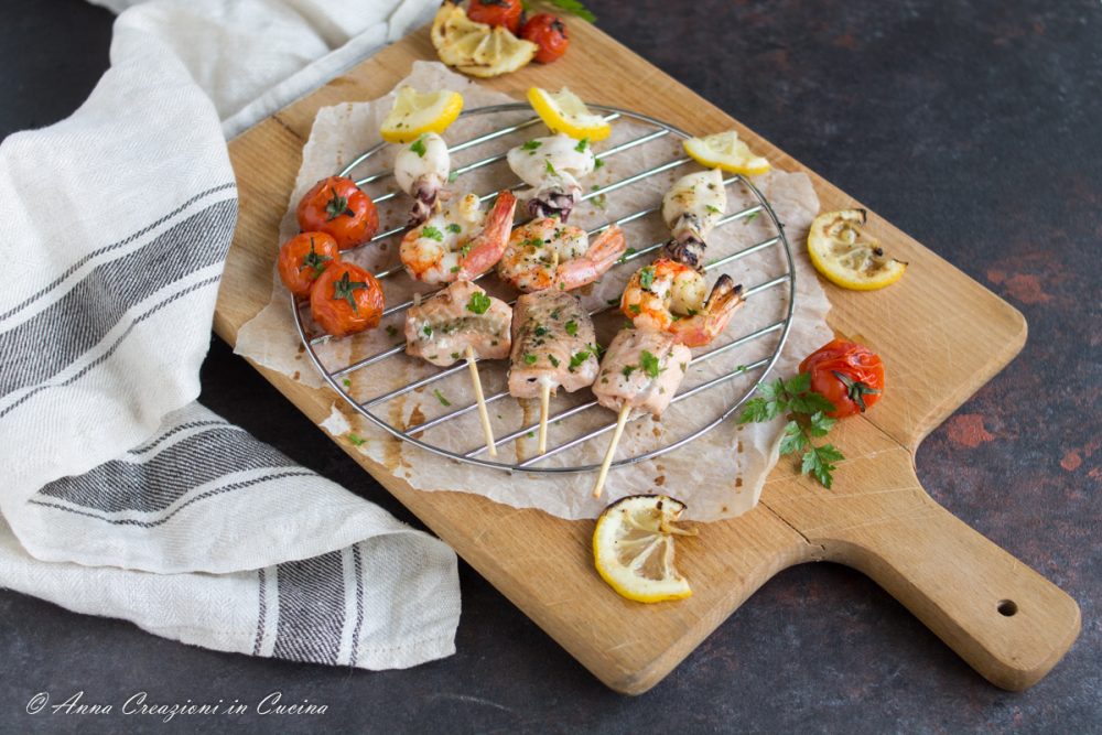 Pesce alla griglia: la ricetta per preparare il pesce alla griglia Pesce alla griglia: la ricetta per preparare il pesce alla griglia