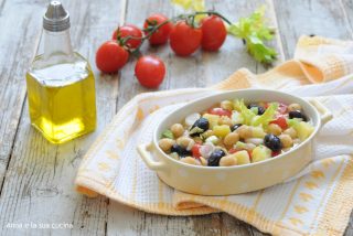Insalata di ceci con patate e pomodoro