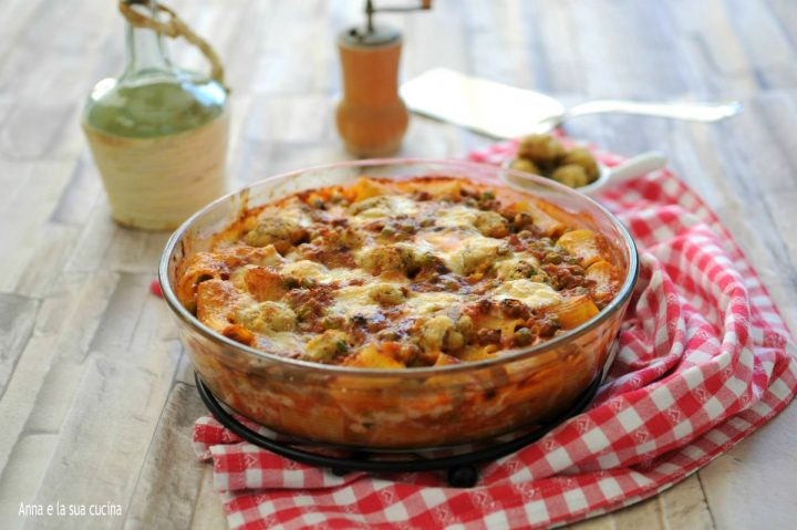 Rigatoni al forno con ragù, piselli e polpettine