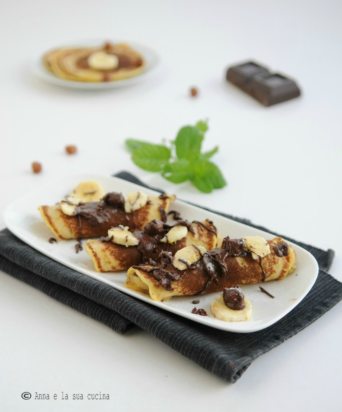 Pancakes arrotolati con banane e cioccolato
