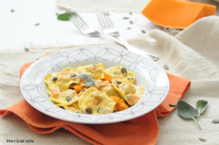 Ravioli con impasto e ripieno di zucca e formaggi