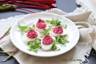 Uova ripiene con tonno e barbabietola