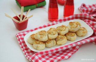 Girelle di pasta sfoglia con senape e formaggio