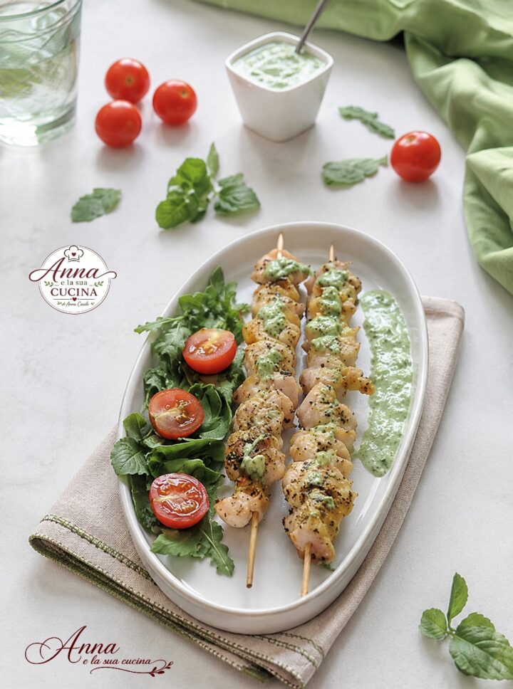 Spiedini di pollo con salsa di rucola e yogurt