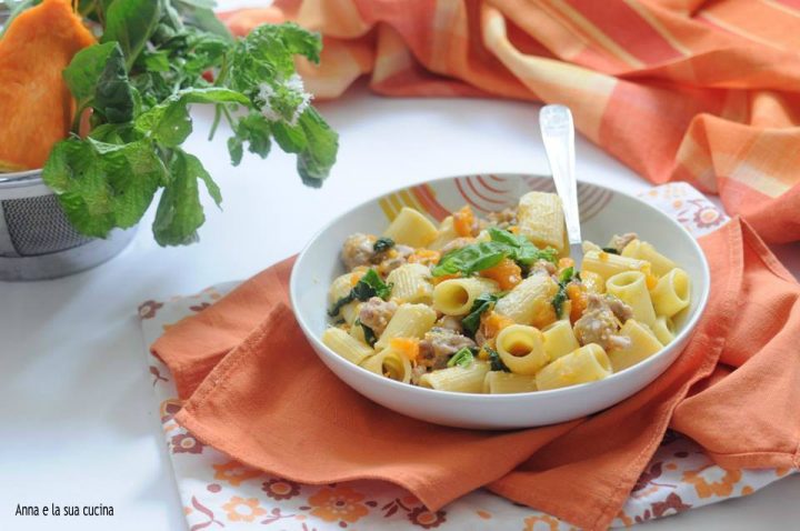 Pasta con salsiccia zucca e spinaci