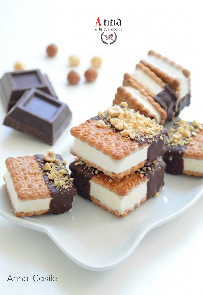 Gelato biscotto con cioccolato e granella