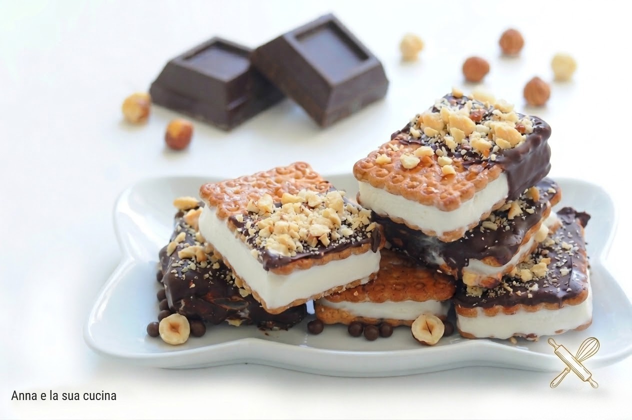 Gelato biscotto con cioccolato e granella