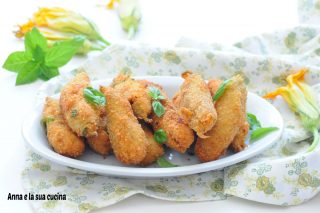 Fiori di zucca ripieni e impanati