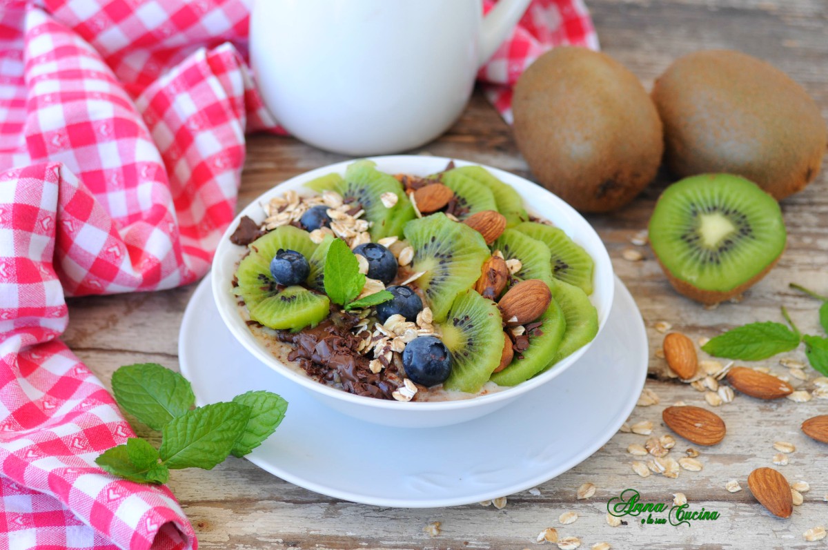 Porridge d'avena con kiwi e cioccolato