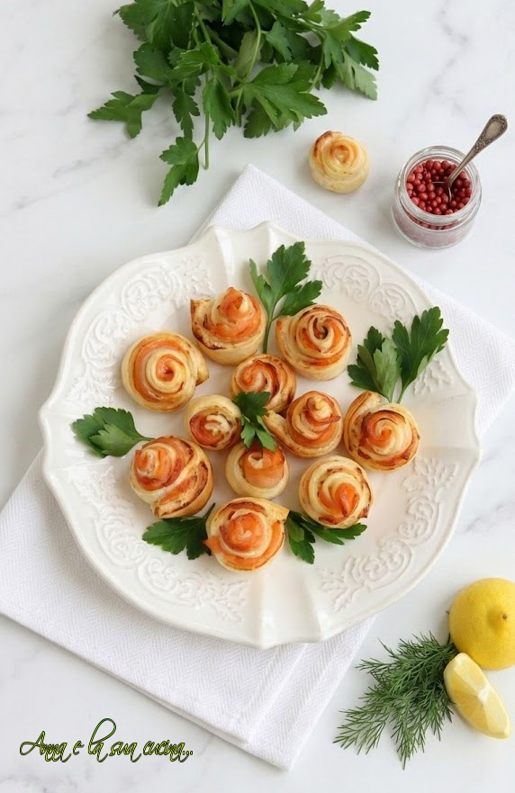Roselline di sfoglia con salmone e formaggio