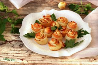 Roselline di sfoglia con salmone e formaggio