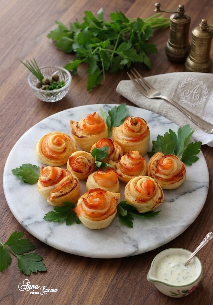 Roselline di sfoglia con salmone e formaggio