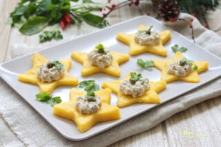 Crostoni di polenta con mousse di tonno a forma di stella