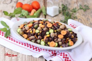 insalata di riso venere con ceci e verdure