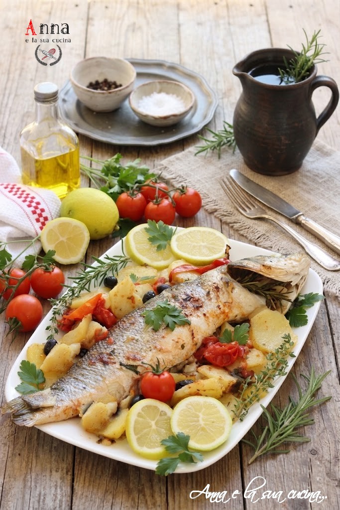 Branzino o spigola al forno con patate pomodorini e olive