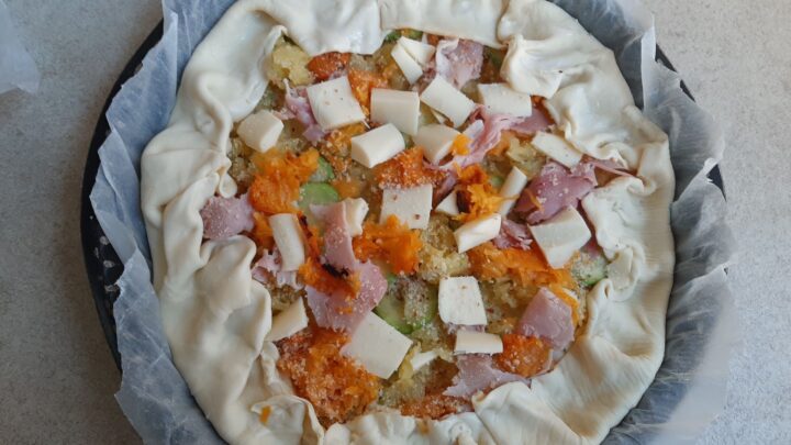 Torta salata di pasta sfoglia con ortaggi e prosciutto
