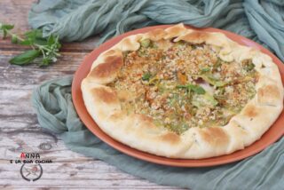 Torta salata di pasta sfoglia con fiori di zucca