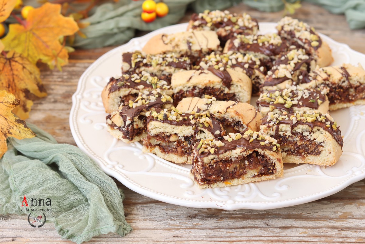 Biscotti rustici arrotolati con fichi secchi e mandorle