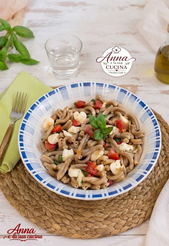 caserecce con pomodoro e mozzarella 