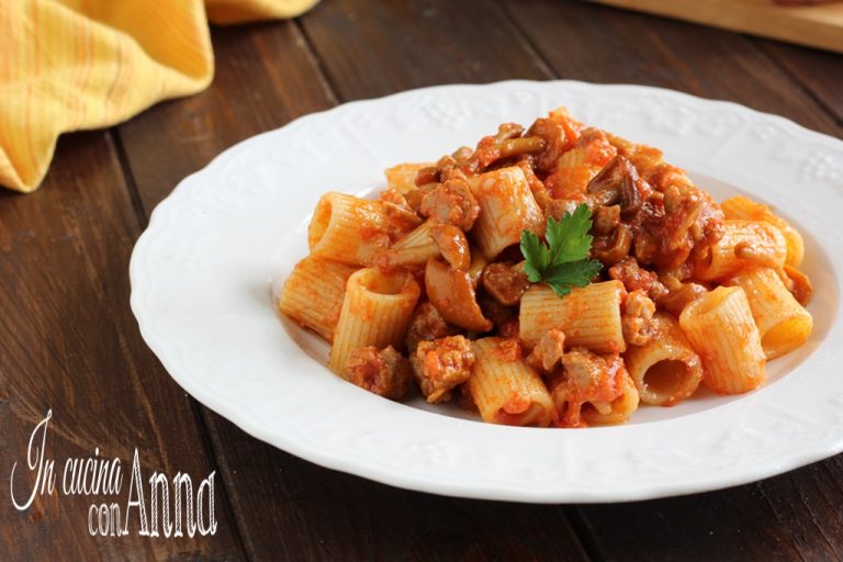 PASTA AL SUGO DI SALSICCIA E FUNGHI (Saporitissimo)