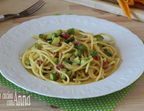 Spaghetti con zucchine,cacio e speck
