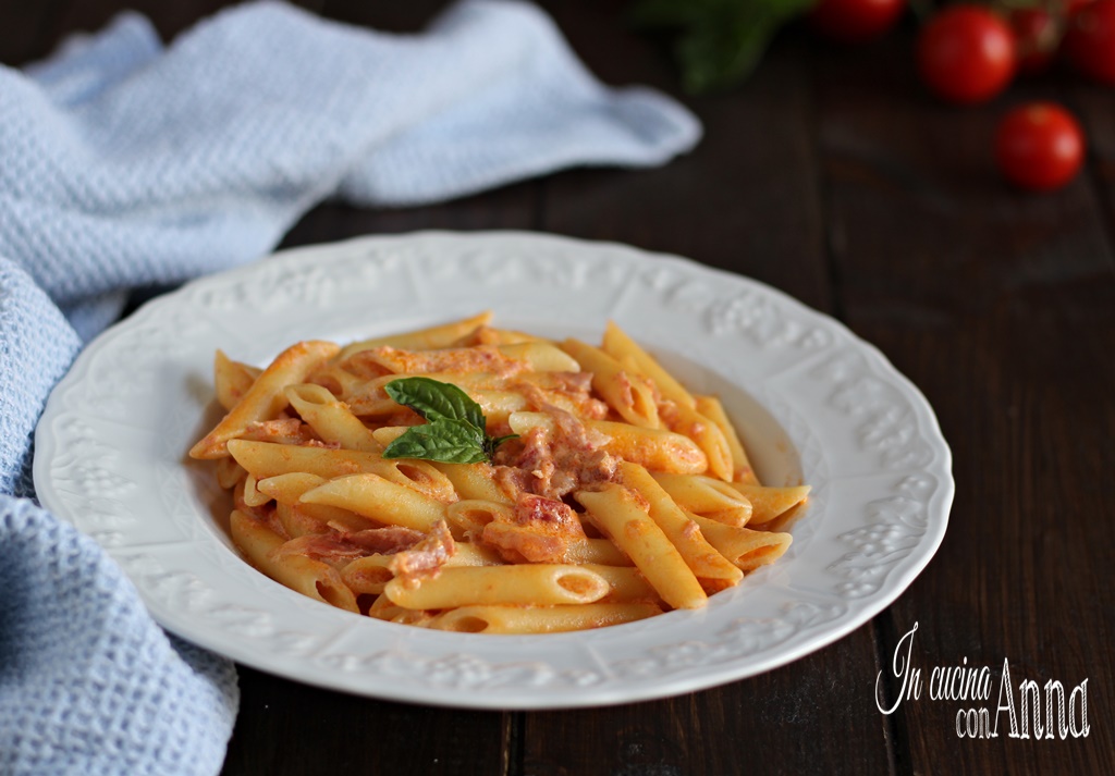 Pennette con philadelphia, pomodoro e speck