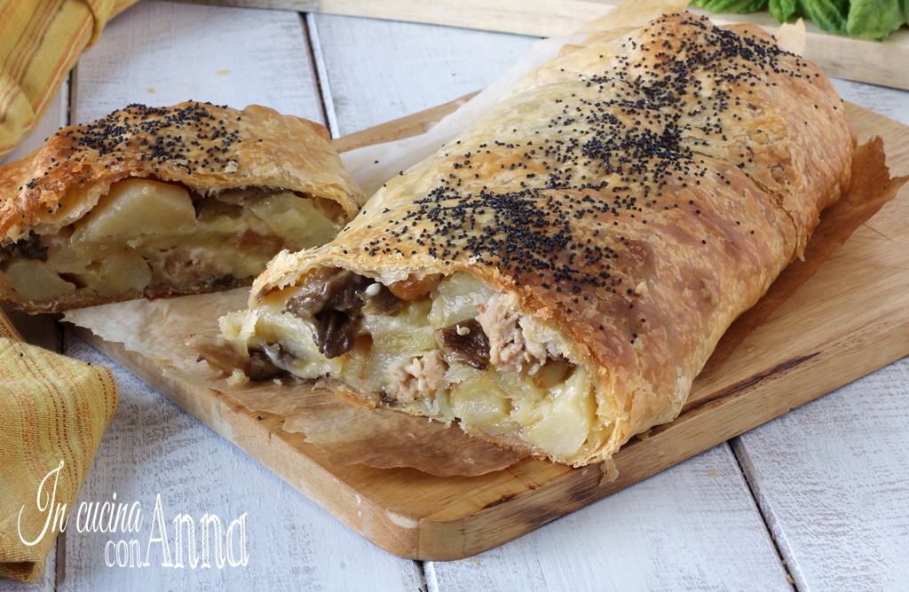Strudel salato con patate, salsiccia e funghi